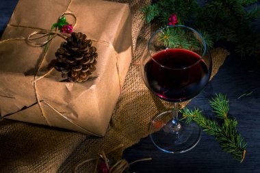tatil hediye kutusu ve bir kadeh şarap