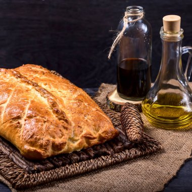 Kahverengi bir arka plan üzerine zeytin yağı ile yağlanmış pasta