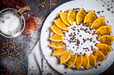 Pasta dilimlenmiş portakal ile dekore edilmiştir. Üstten Görünüm