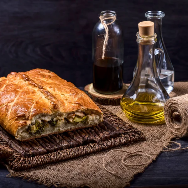 Пиріг змащений оливковою олією на коричневому фоні — стокове фото