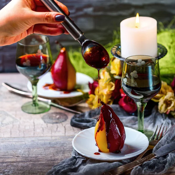 Hrušky ve víně. Romantická večeře — Stock fotografie
