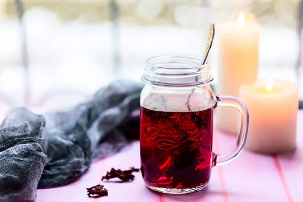 Hibiscus čaj ve skle Cup na světlém pozadí — Stock fotografie