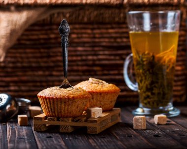 Bir kaşık ile muz kek. Yeşil çay ile şeffaf Kupası