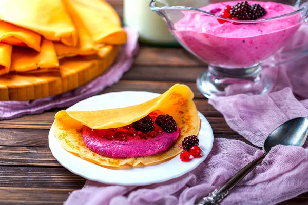Pancake con crema da fiocchi di latte e bacche su un piatto — Foto Stock
