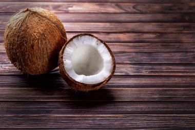 Koyu ahşap zemin üzerine Hindistan cevizi