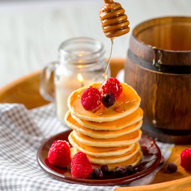 Çilek ahşap tepsi ile gözleme. Bir varil bal
