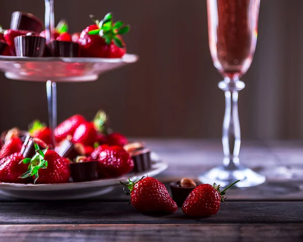 Due fragole su un tavolo di legno. Stand con fragole e — Foto Stock