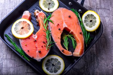 Limon, otlar ve baharatlar ile bir ızgara somon biftek pan 