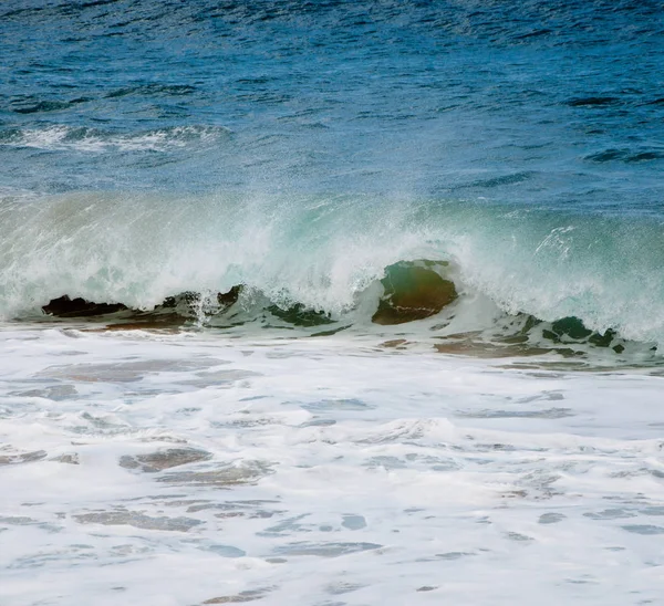 Vlny oceánu shazovat — Stock fotografie