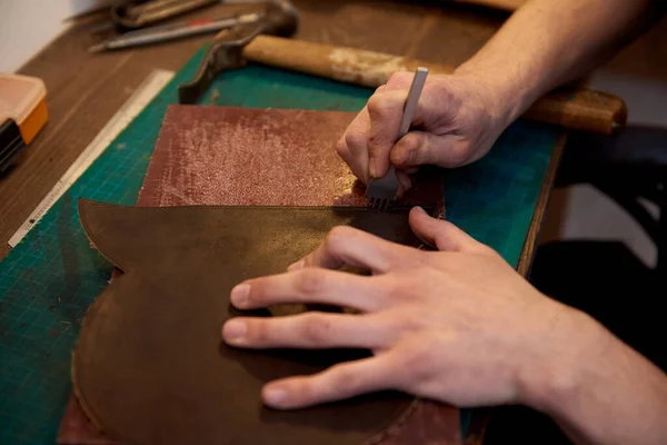Working Process Leather Product Workshop Closeup Skinner Craftsman Working Natural — Stock Photo, Image