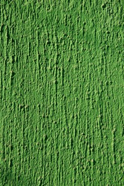 Saf yeşile boyanmış desenli boş bir duvar. Doku arkaplanı için beton duvar yeşil rengi.