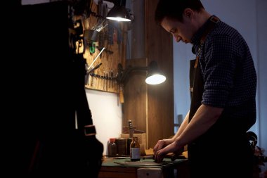Deri adam atölyesinde doğal deri boyuyor. Gerçek deri boyama ustası. El yapımı deri ürünleri üretimi. Fotoğraf, dikiş, el işi, deri ürünleri, hobiler, el yapımı ürünler, kendi küçük bu