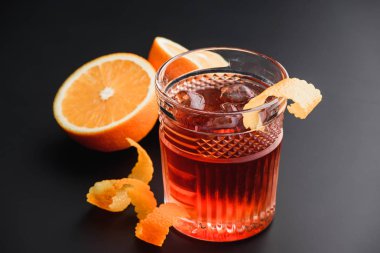 kokteyl viski, ROM ve portakal içinde belgili tanımlık geçmiş. Siyah arka plan. 