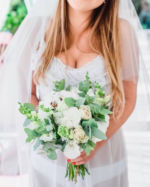 Sabahları veranda, beyaz çiçek bir buket ile gelin düğün.