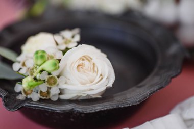 yaka çiçeği ve gelin buketi zemin üzerine gelin jartiyer