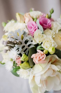 gelin buketi. hediye demeti. Çuval bezi dekoratif pıhtı beyaz ve pembe çiçekler