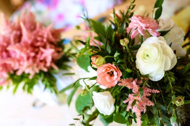 Düğün süslemeleri. ahşap, pembe çiçekler, kurdeleler