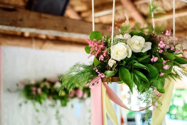 Dekoracje ślubne. drewniane, różowe kwiaty, wstążki — Zdjęcie stockowe