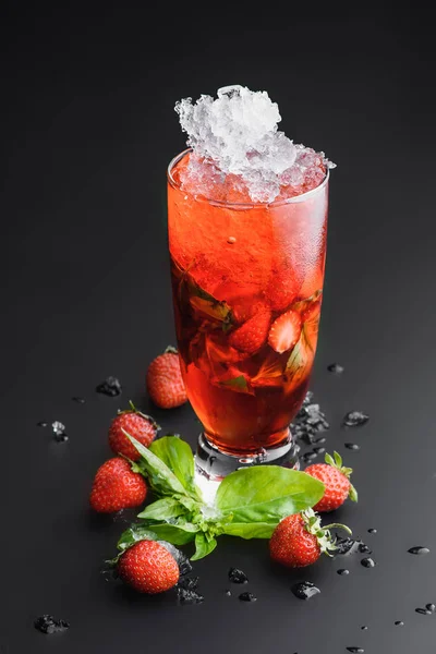 Limonada cóctel de fresa sobre un fondo uniforme oscuro con fresa — Foto de Stock