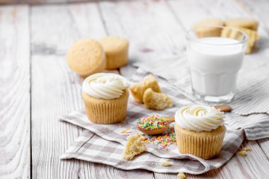 Beyaz ahşap bir masa üzerinde lezzetli kek