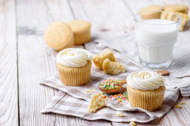 Beyaz ahşap bir masa üzerinde lezzetli kek