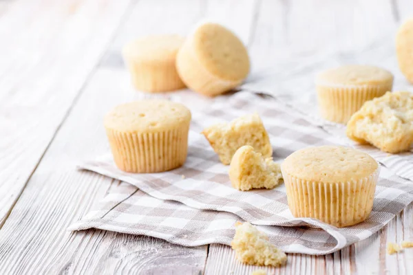 Läckra cupcakes på en vit trä bord — Stockfoto