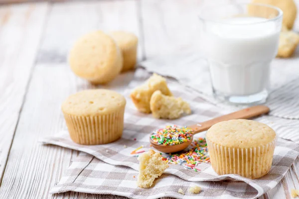 Sabrosos cupcakes sobre una mesa de madera blanca — Foto de Stock