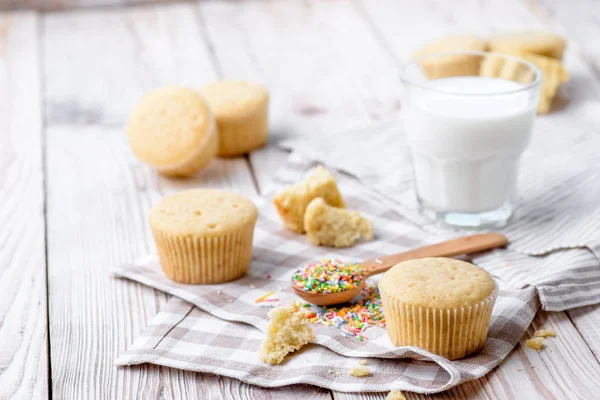 Sabrosos cupcakes sobre una mesa de madera blanca — Foto de Stock