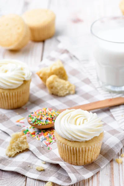 Sabrosos cupcakes sobre una mesa de madera blanca — Foto de Stock