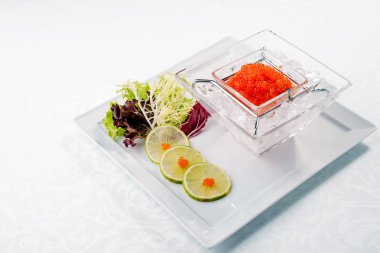 Buz kırmızı havyar kireç ile kapatın. Deniz ürünleri. ahşap.