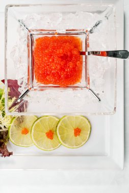 Buz kırmızı havyar kireç ile kapatın. Deniz ürünleri. ahşap.