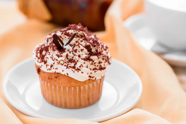 Bolinho com creme de creme e café. luz do dia — Fotografia de Stock