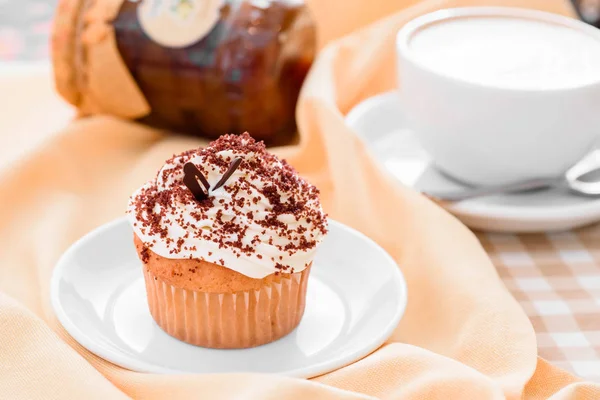 Bolinho com creme de creme e café. luz do dia — Fotografia de Stock