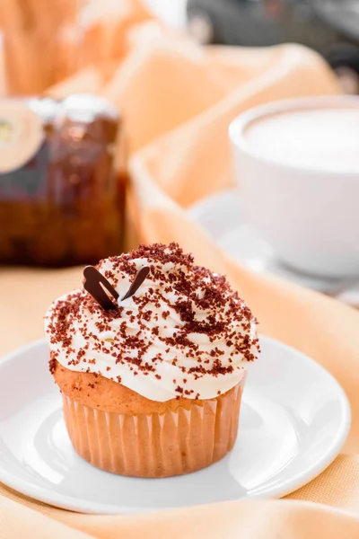 Bolinho com creme de creme e café. luz do dia — Fotografia de Stock