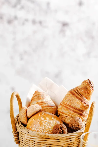 Croissant sandwich met Turkije, kaas en salade van rucola op witte houten tafel met SAP, boter, jam en coockies — Stockfoto