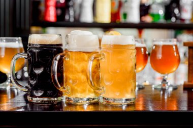 Bir çubuğu'nda açık ve koyu bira gözlük sayaç. pub