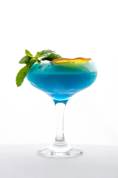 Cocktail soft e long drink davanti allo sfondo bianco — Foto Stock