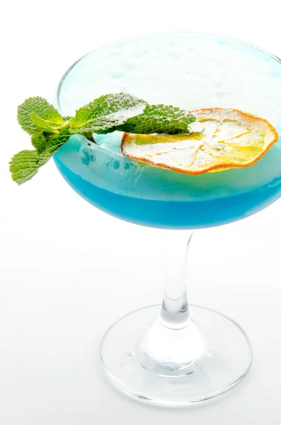 Koktejl nealko a dlouho nápoje před bílým pozadím — Stock fotografie