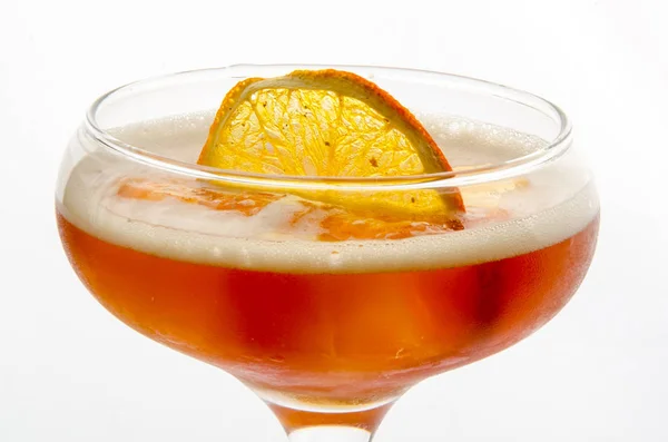 Cocktail băuturi răcoritoare și lungi în fața fundalului alb — Fotografie, imagine de stoc