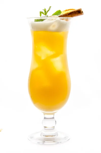 Coquetel refrigerante e bebidas longas na frente do fundo branco — Fotografia de Stock