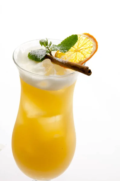 Cóctel de refrescos y bebidas largas en frente de fondo blanco —  Fotos de Stock
