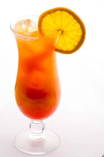 Cocktail pehmeät ja pitkät juomat valkoisen taustan edessä — kuvapankkivalokuva