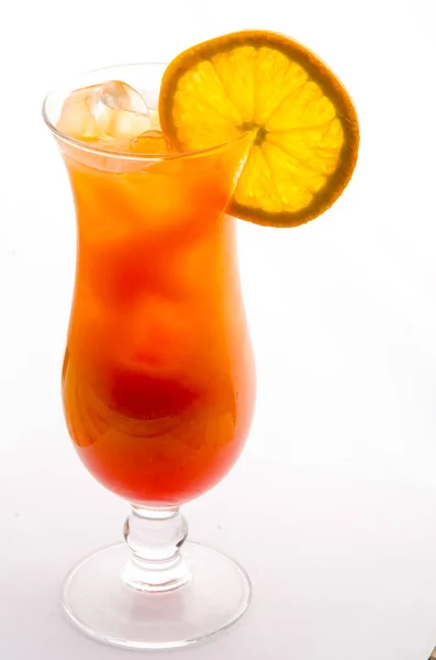 Cocktail soft e long drink davanti allo sfondo bianco — Foto Stock