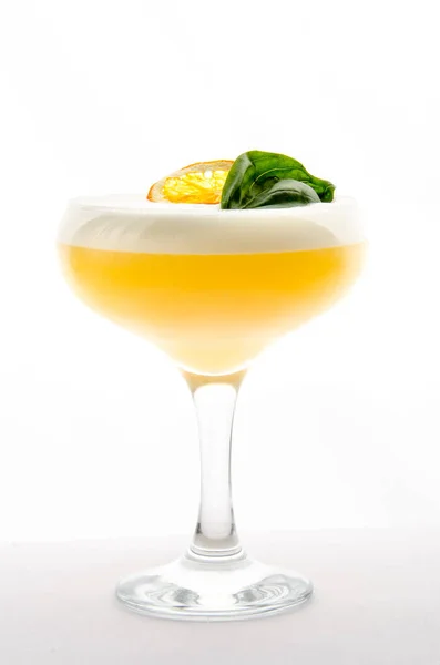 Koktejl nealko a dlouho nápoje před bílým pozadím — Stock fotografie