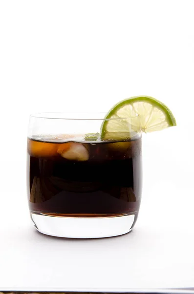 Cocktail boissons gazeuses et longues devant fond blanc — Photo