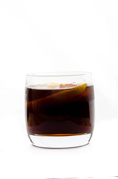 Коктейль мягкие и длинные напитки на белом фоне — стоковое фото