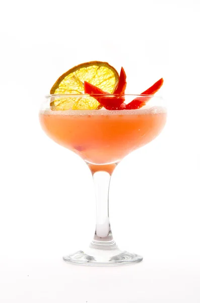 Cocktail boissons gazeuses et longues devant fond blanc — Photo