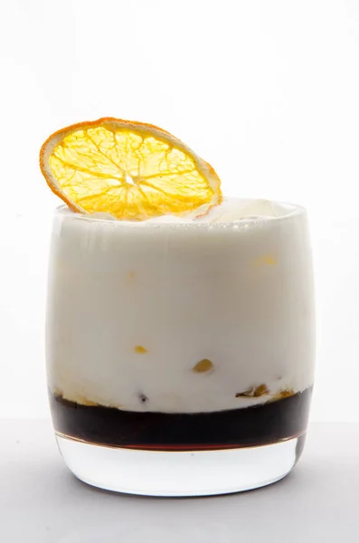 Cocktail Soft- und Longdrinks vor weißem Hintergrund — Stockfoto