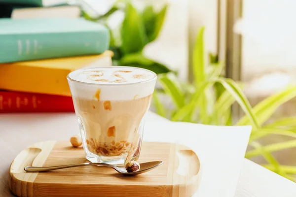 Una bebida de café con caramelo y patrón en la espuma . — Foto de Stock