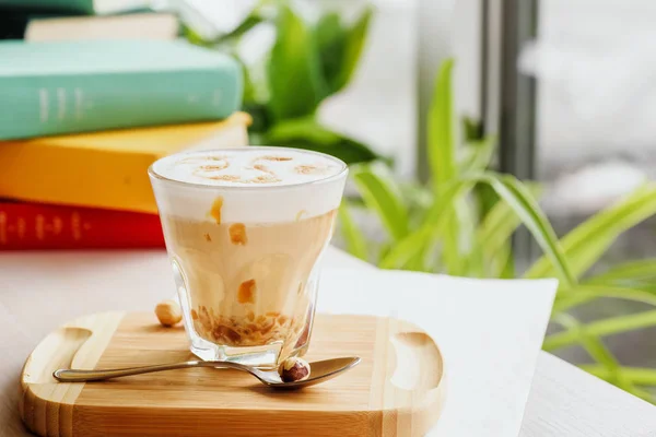 Una bebida de café con caramelo y patrón en la espuma . — Foto de Stock